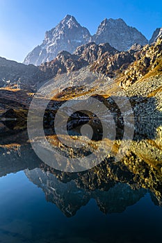 Il suo maestà laghi picchi un la valle da Questo favoloso montagna da Alpi 