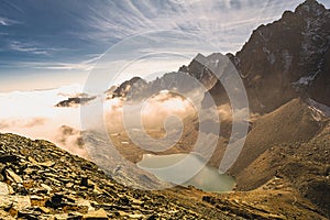 Il suo maestà laghi picchi un la valle da Questo favoloso montagna da Alpi 