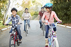 Hispánský rodina na cyklus jízda v venkov 