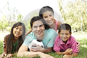 Hispano familia en el parque balón de fútbol 