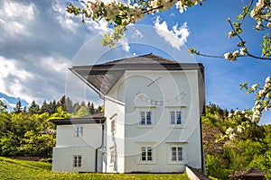 Historická budova so slnečnými hodinami v obci Špania Dolina, Slo
