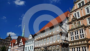 Lungo il fronte colorato storico a graticcio in Legno e facciata Rinascimentale edifici del centro storico di Hameln.