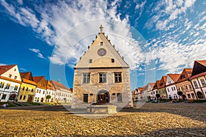 Historické centrum mesta Bardejov s radnicou.