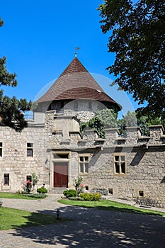 Historické nádvoří starobylého hradu se strážní věží v Malých Karpatech, Slovensko