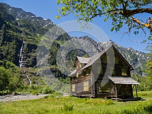 Historic Enchanted Valley Chalet on the Riverbank of Quinault River