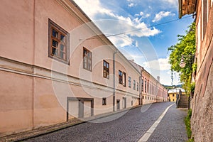 Historická ulica v centre Kremnice, významné stredoveké baníctvo