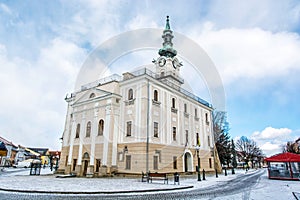 Krásná radnice na hlavním náměstí, Kežmarok, Slovensko, zimní s