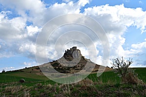 Stěny zříceniny historického hradu na venkově Spiš Slovensko