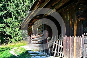 Historická dřevěná stavba typická pro horské vesnice v minulosti, Slovensko