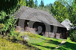 Historická drevená stavba typická pre horské dediny v minulosti, Slovensko