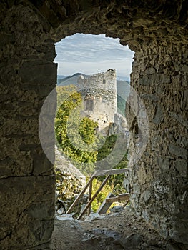 Hradná veža Gymes, výhľad z okna