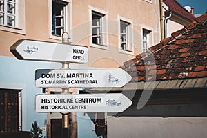 Historické památky směrová značka ve starém městě Bratislavy
