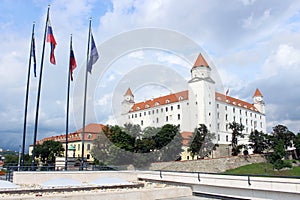 Historický bílý hrad Bratislava, dominanta hlavního města Slovenska