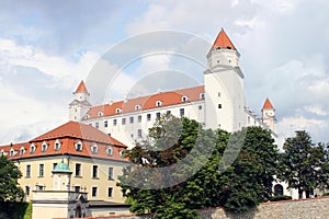 Historický bílý hrad Bratislava, dominanta hlavního města Slovenska