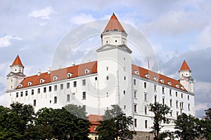 Historický bílý hrad Bratislava, dominanta hlavního města Slovenska