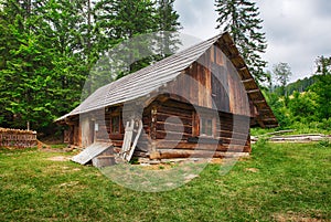 Historický drevený dom z 19. storočia