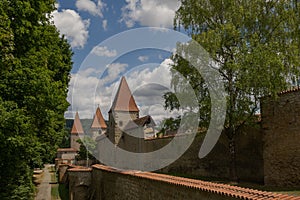 Historische Stadtmauer von Amberg in der Oberpfalz, Bayern, Sonne, blauer Himmel