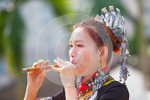 Mujer sobre el a ellos tradicional ropa es un a ellos instrumento musical 