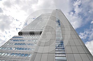Hochhaus in Frankfurt mit Wolkenhimmel
