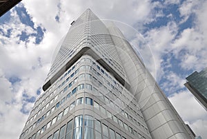 Hochhaus in Frankfurt mit Wolkenhimmel