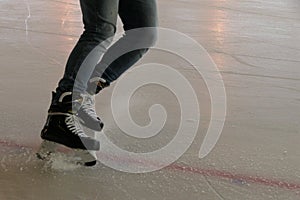 Hockey stop, breaking on ice