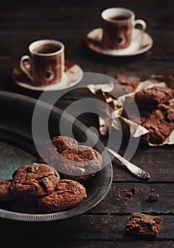Ð¡hocolate cookies and 2 cups of coffee on a dark wooden table