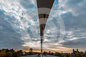 Svetlá vysoký most v prechod cez rieka 