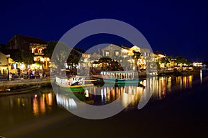 Antiguo la ciudad lleno de linternas a sobre el un rio 