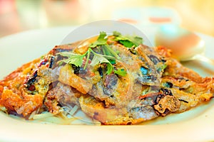 Hoi Tod, Pan fired crispy mussel or crispy fried mussel pancake with egg