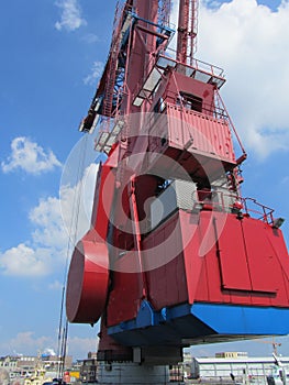 Hoisting crane photo