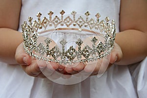 Holding crown