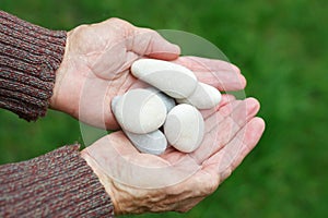 Holding round stones