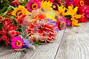 Vacanza autunno. telaio da colorato fiori organizzato sul vecchio di legno 