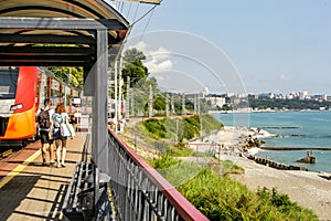 Holidaymakers from the train to the beach