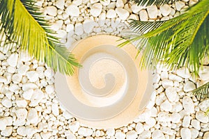 Dovolená rozmístění. sláma klobouk na pláž palma strom listy. dovolená příslušenství 