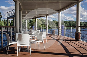 HOLIDAYS BY THE LAKE