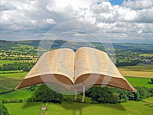 Sagrada Biblia libro abierto cielo Sagrada Escritura oración orar salmos países La tierra el mundo planeta verde 