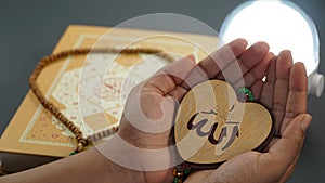 Mani pregare sul arabo da con il cuore 