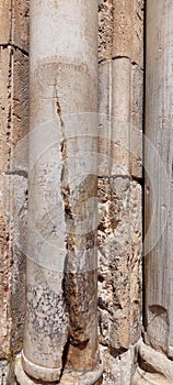 Holy light Ã®n Jerusalem split the pillar at enterance Ã®n 1579.