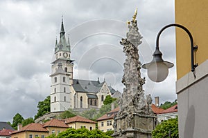 Morový stĺp Najsvätejšej Trojice s hradom v pozadí. Kremnica. Slovensko