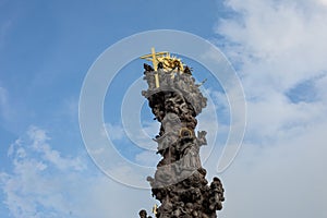 Plaketový stĺp Najsvätejšej Trojice v historickom centre mesta Kremnica na Slovensku.