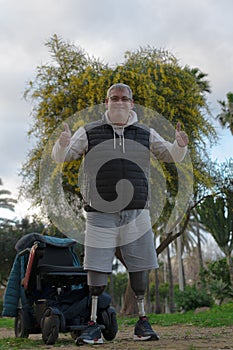 hombre amputado con piernas protesicas photo