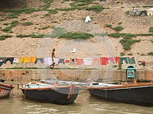 Hombre tendiendo la ropa delante del rio Ganges en Varanasi India