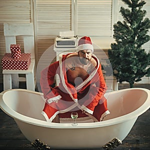 Home alone, bad santa in bath.