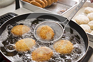 Home cooking croquettes, cooking, frying