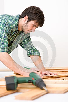 Zlepšenie muž inštalácia drevený poschodie 