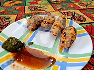Home made Indian fried snack Pakoda served with chutney