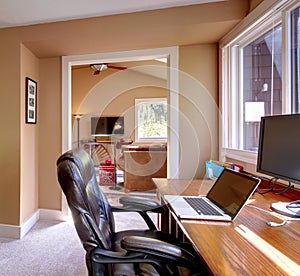 Kancelář a počítač a židle hnědý stěny 