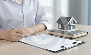 Home reviewer or real estate agent and sign a home purchase contract with home insurance promotion