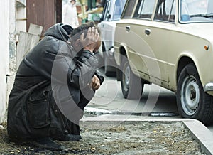 Sin hogar hombre en depresión 